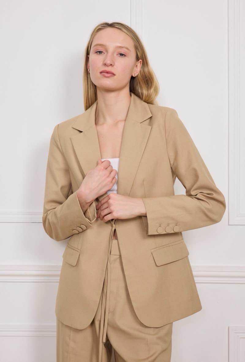 Veste avec ficelle nouée