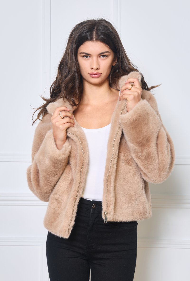 Manteau à capuche en fourrure synthétique