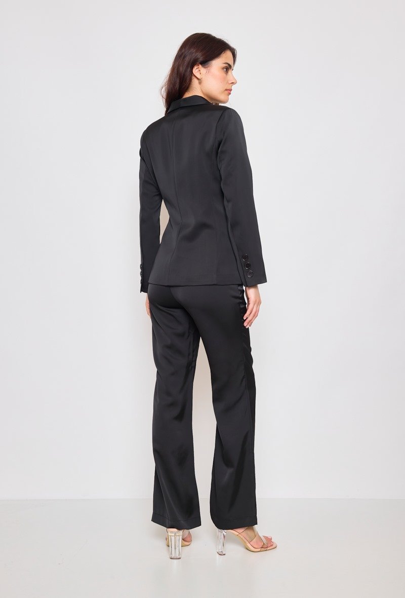 Tenue satinée à la silhouette nouée