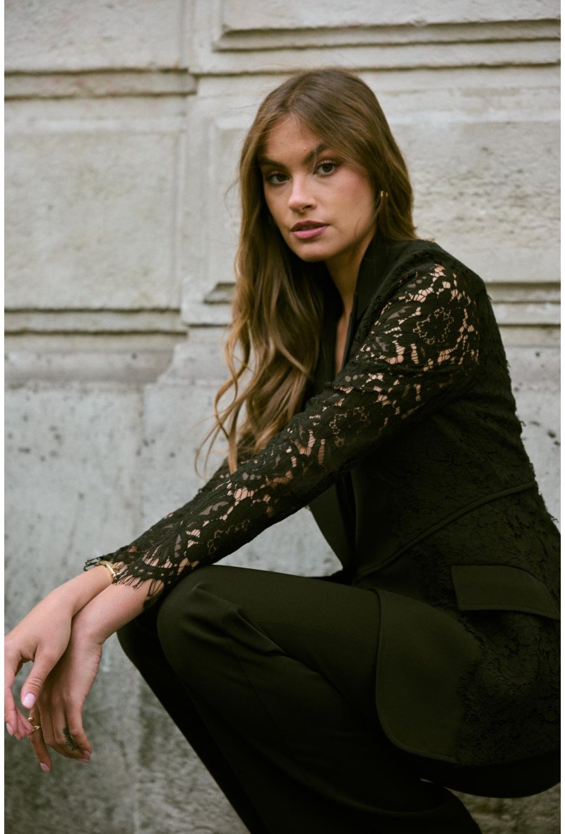 Veste ajustée avec manches en dentelle