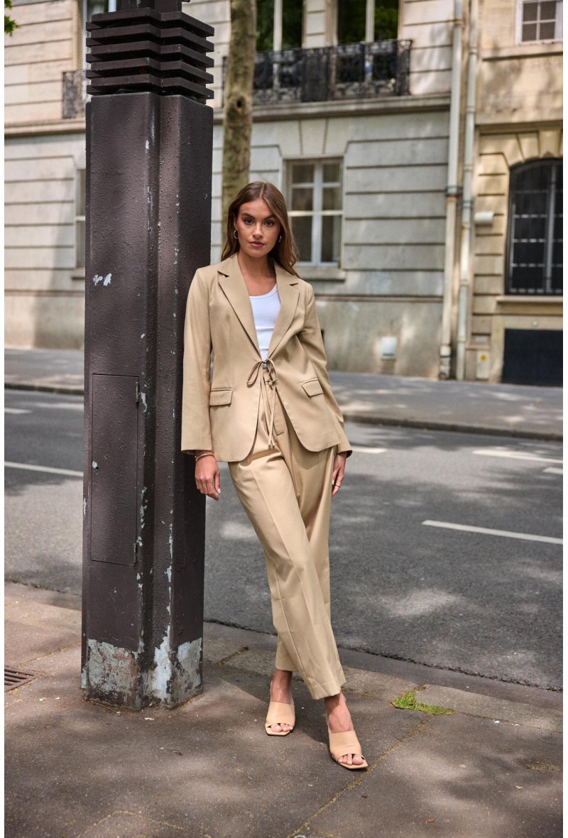 Veste avec ficelle nouée