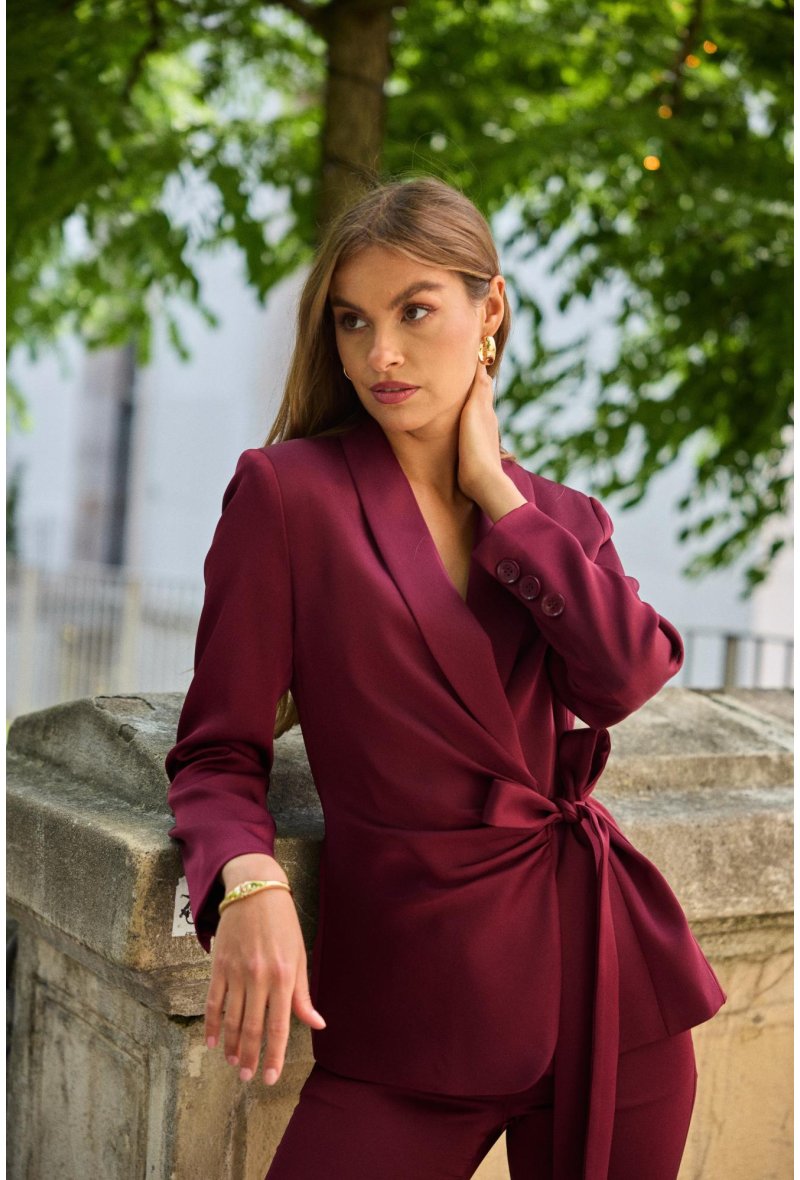 Tenue satinée à la silhouette nouée