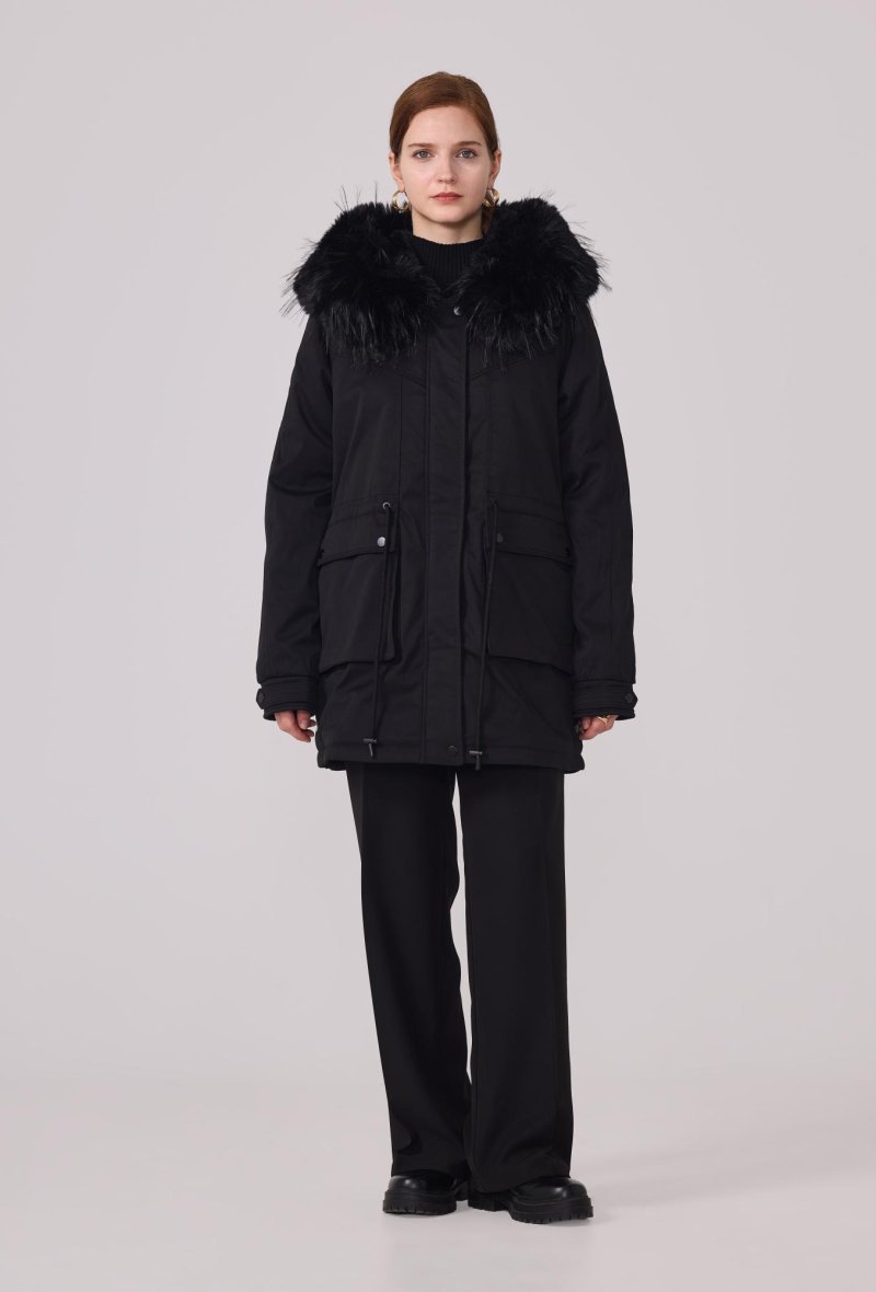 Parka court à capuche en fourrure synthétique