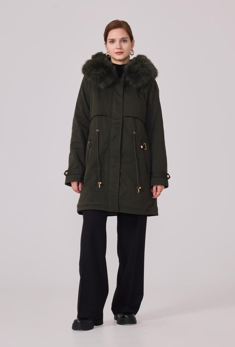 Parka court à capuche en fourrure synthétique