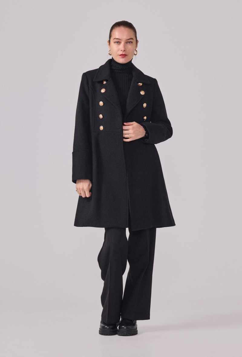 Manteau avec boutons dorés
