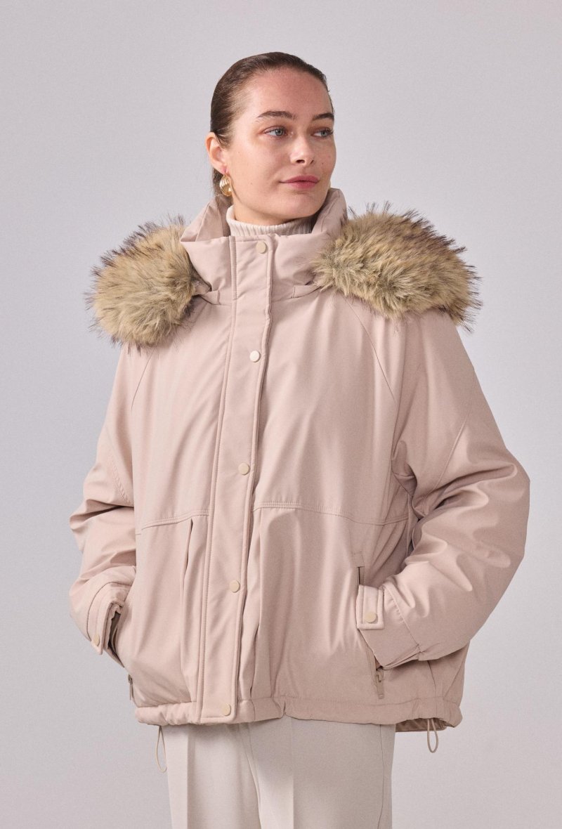Parka court à capuche en fourrure synthétique