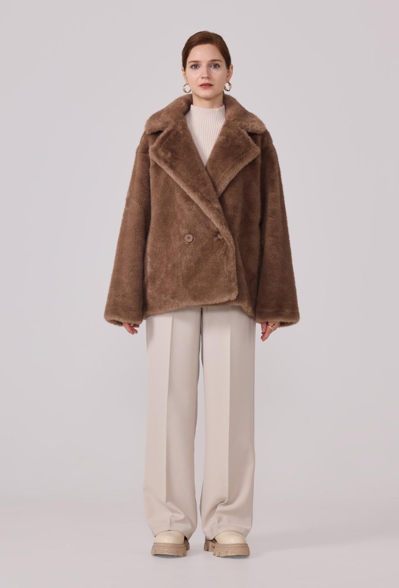 Manteau court en fourrure synthétique