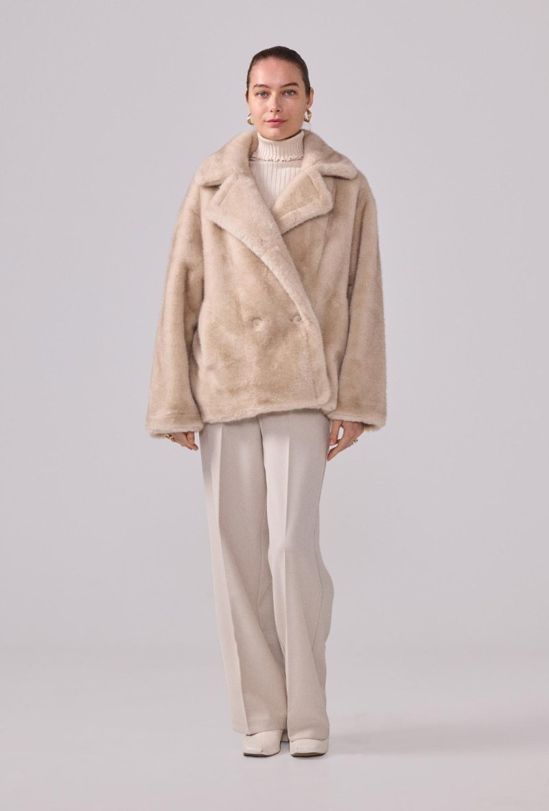 Manteau court en fourrure synthétique