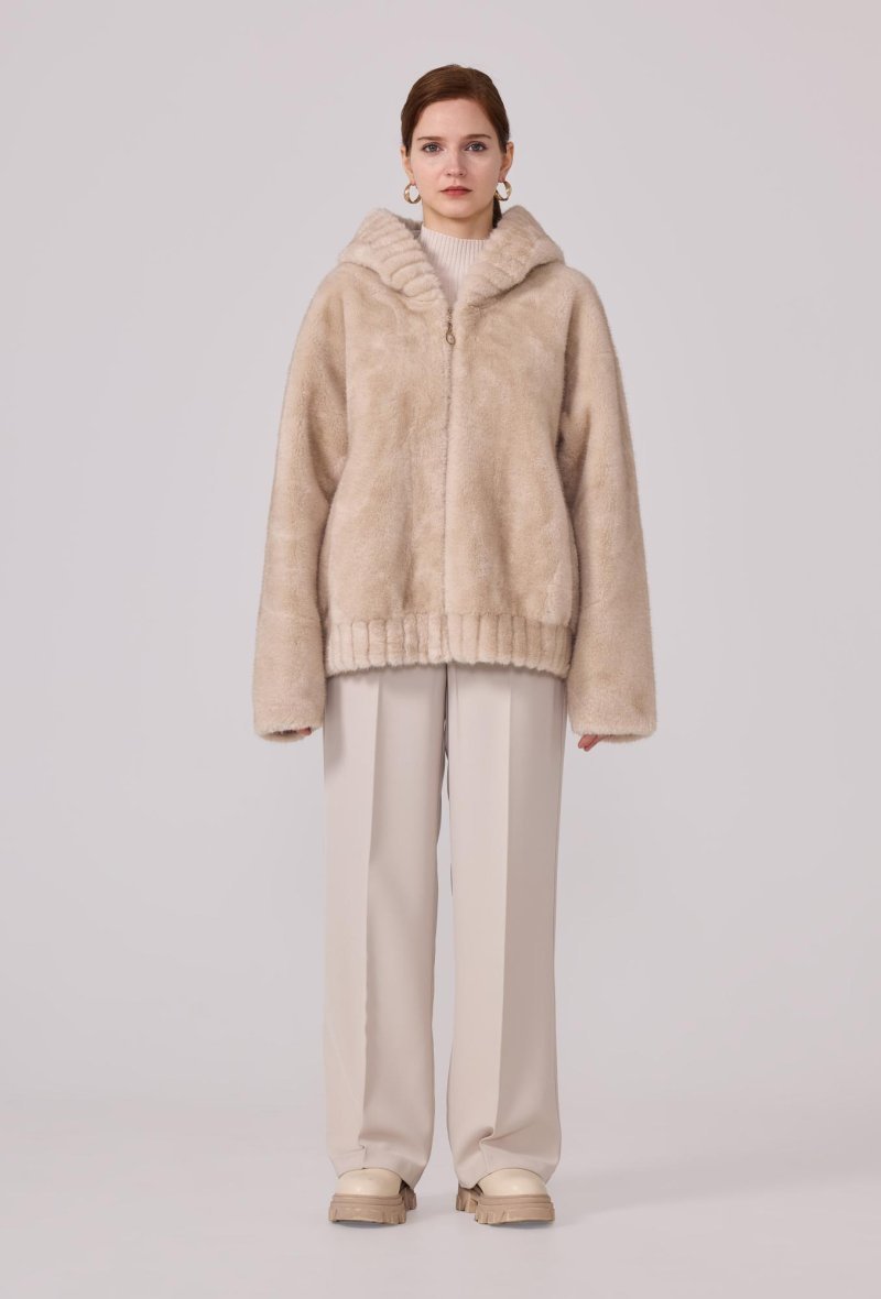 Manteau à capuche en fourrure synthétique