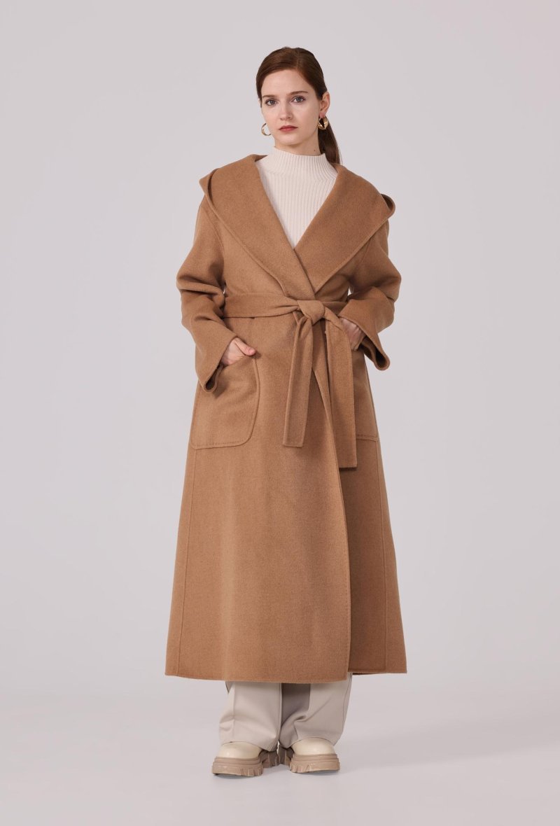 Manteau long en laine à capuche ceinturé
